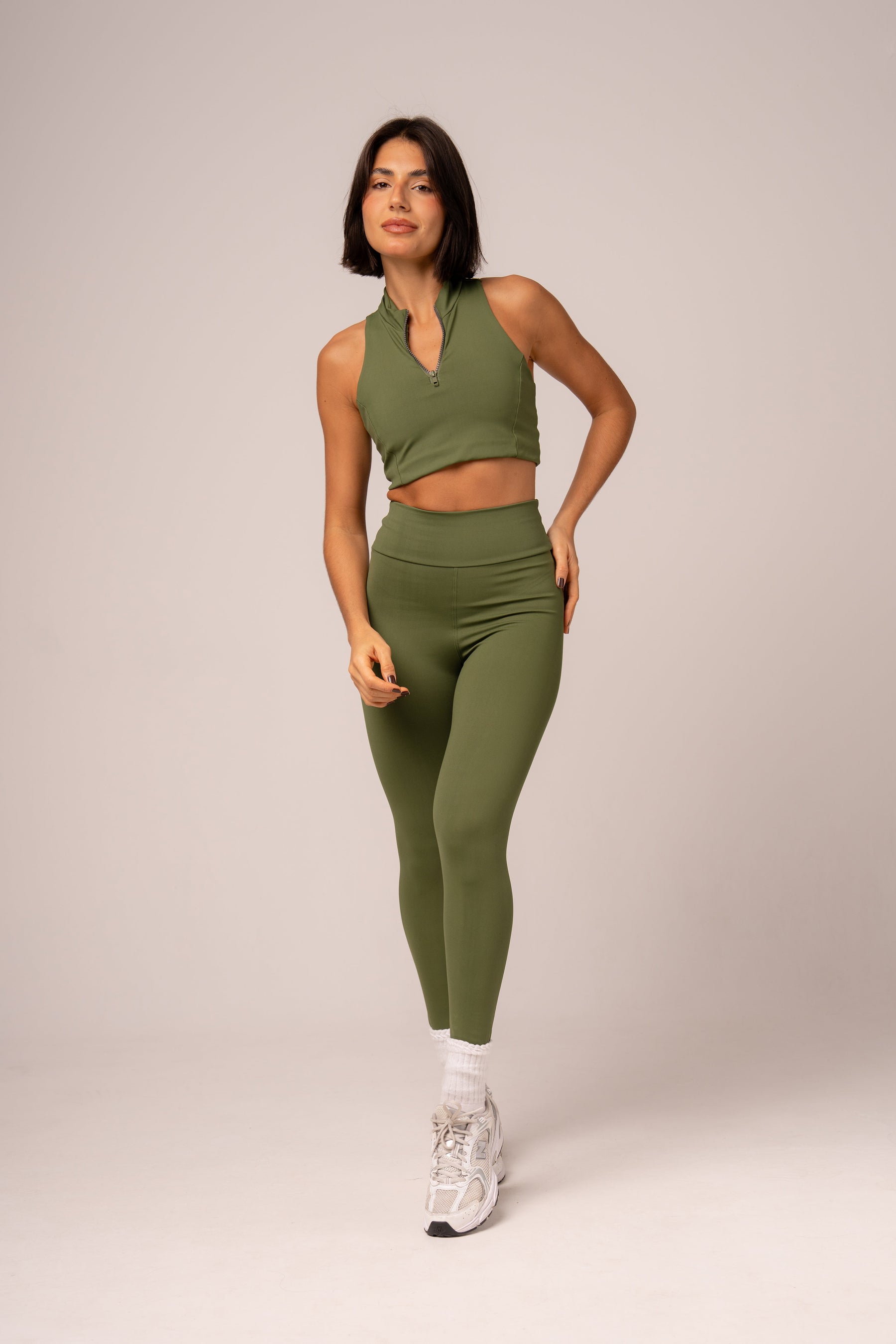 Conjunto Essentials Legging e Verde Oliva
